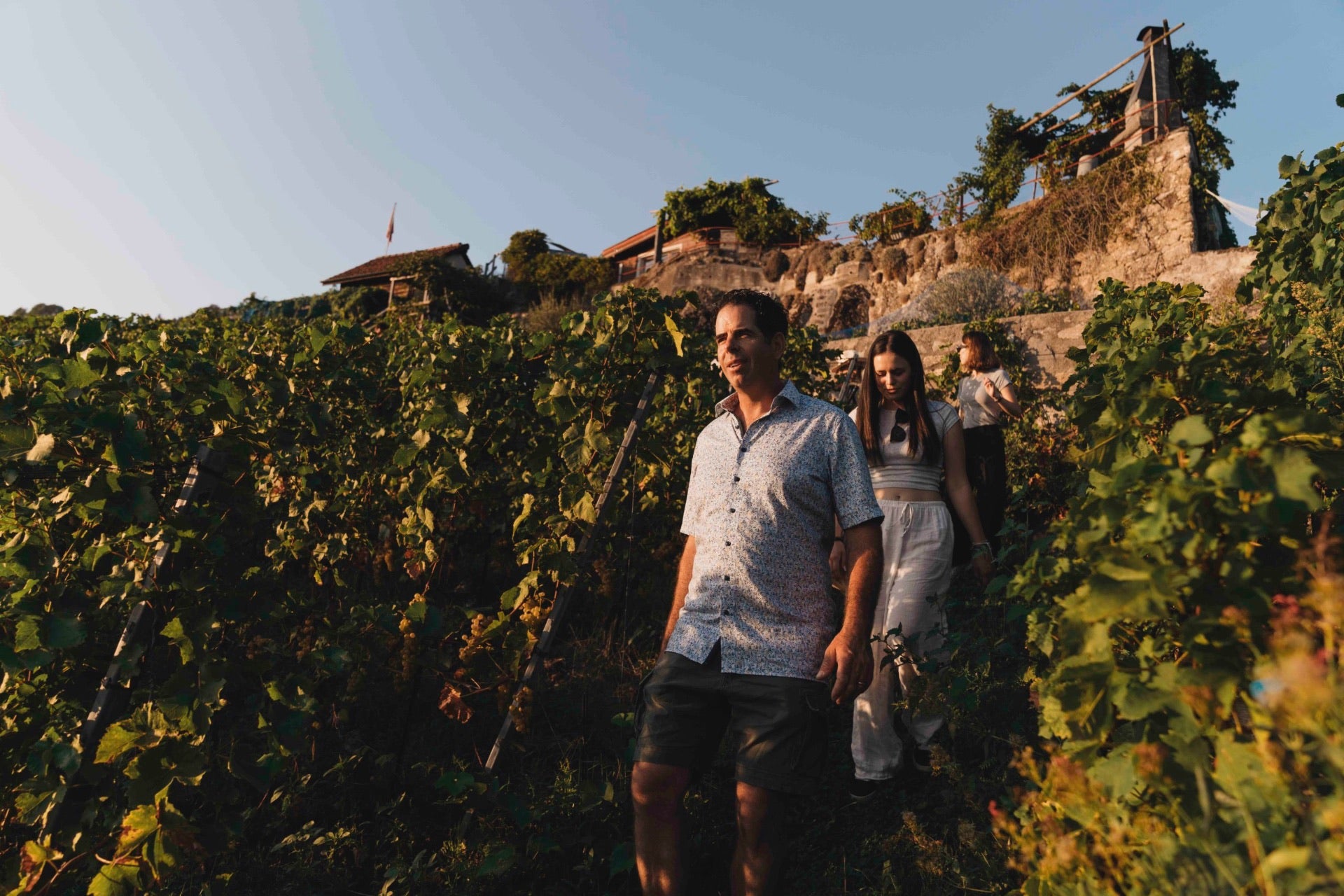 Christophe Francey guidant une balade dans les vignobles de Lavaux lors de la Nuit des Capites Francey Vins.