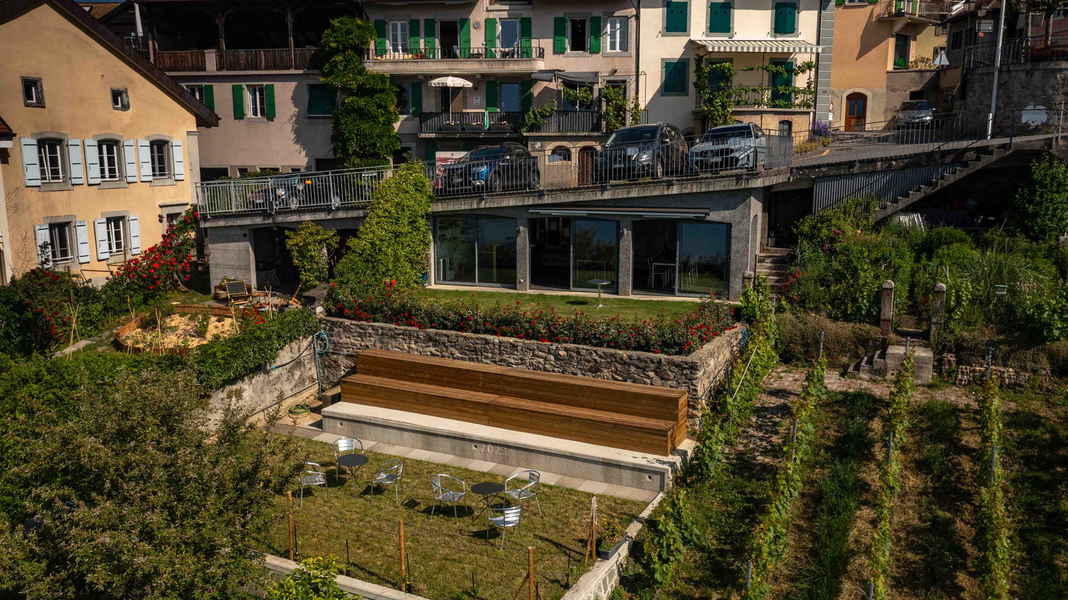 Vue extérieure de La Véranda et des gradins Francey Vins, entourés de vignes et de jardins au cœur de Lavaux.