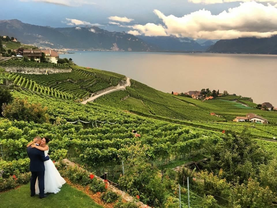 Mariage organisé à La Véranda Francey Vins, avec cérémonie ou réception face au lac Léman et aux montagnes de Lavaux.