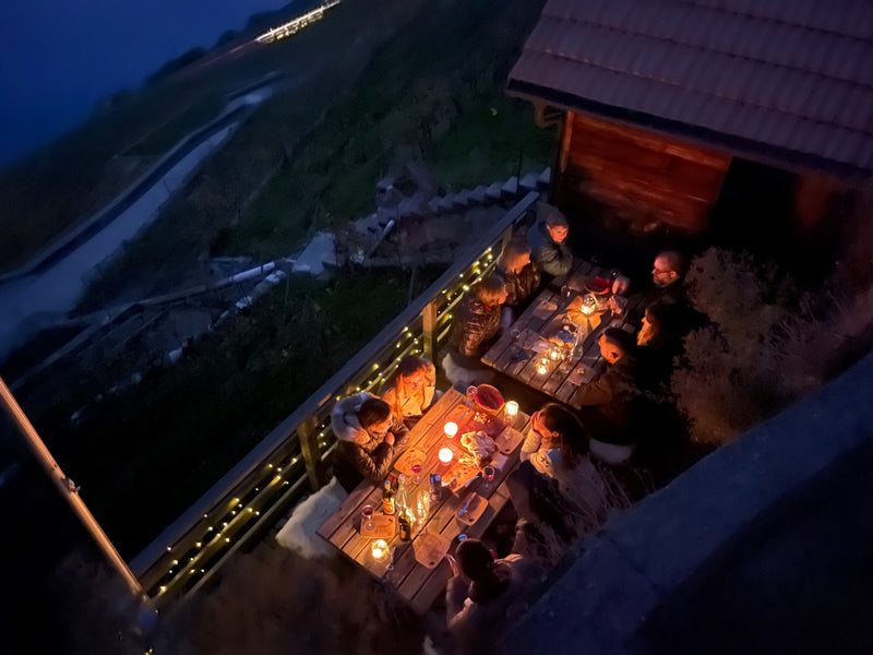 Soirée Nuit des Capites Francey Vins avec dégustation en extérieur, lumières chaleureuses et vue sur les vignes de Lavaux.